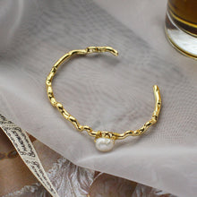 Load image into Gallery viewer, HUANZHI 2019 New Baroque Irregular Imitation Pearls Gold Metal Link Chain Bracelets for Women Girl Summer Party Jewelry